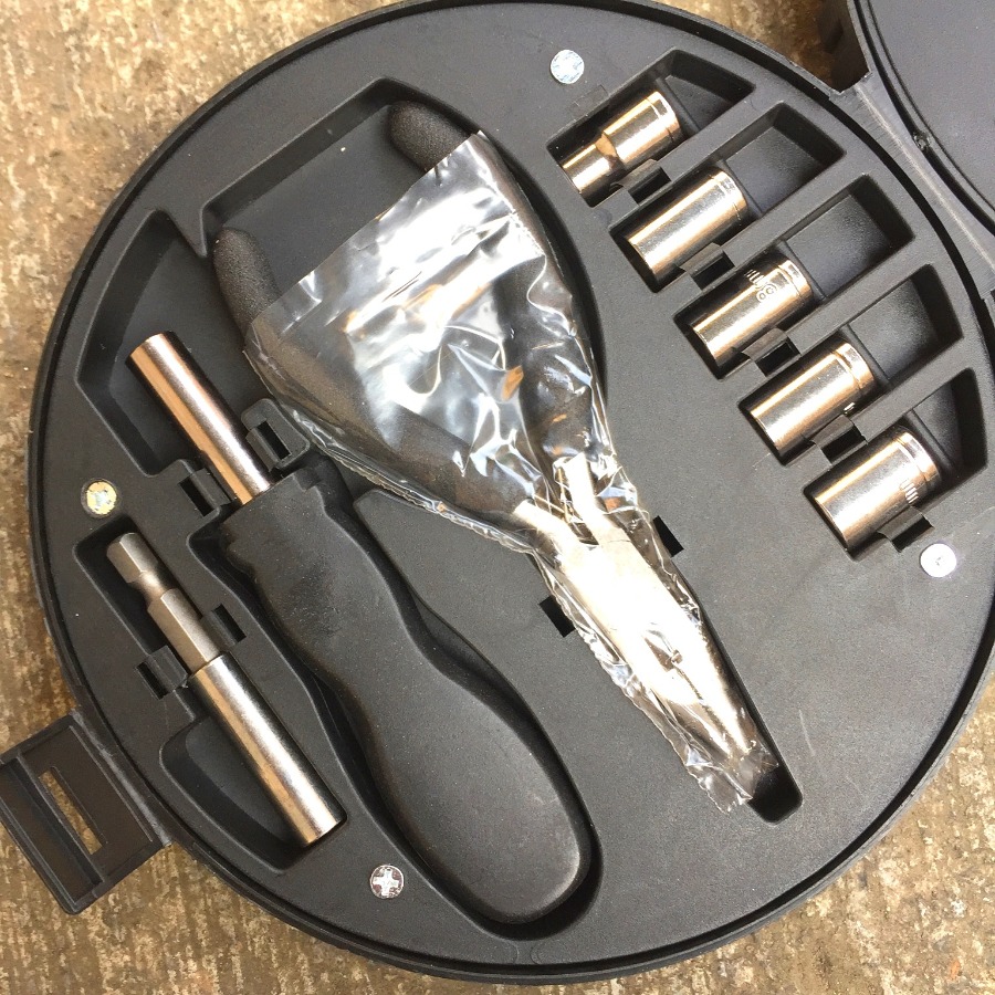 รับผลิตชุดเครื่องมือซ่อม แบบพกพา Tool kit ทรงล้อรถ ทรงลูกบอล  รับสกรีนโลโก้ เครื่องมือช่าง ชุดไขควง ของแจกของแถม ของพรีเมี่ยม รับยิงเลเซอร์